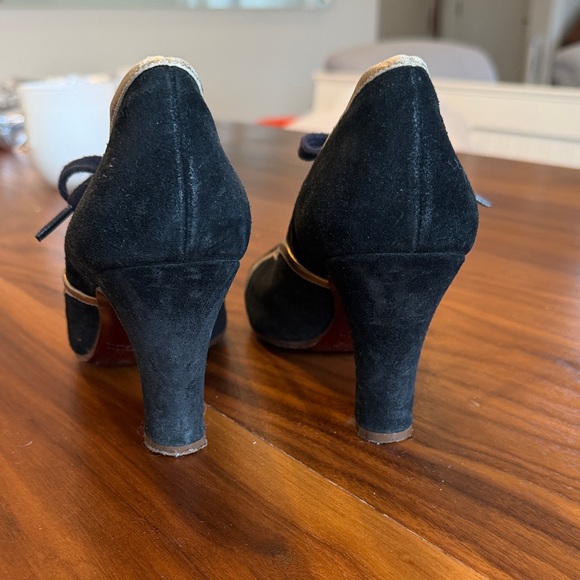 Elegant Black and Gold Women's Heels - Picture 3 of 4